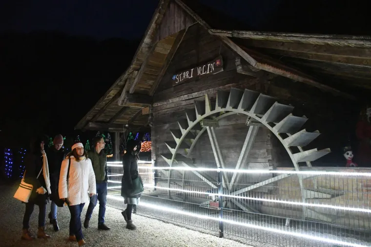 Otvoren Advent obitelji Salaj. Milijunima lampica osvijetljeni vilenjaci, snjegovići, sobovi...