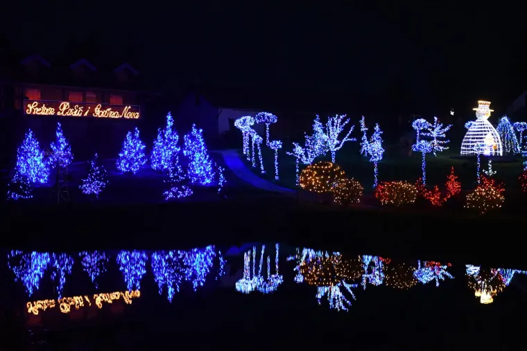Otvoren Advent obitelji Salaj. Milijunima lampica osvijetljeni vilenjaci, snjegovići, sobovi...