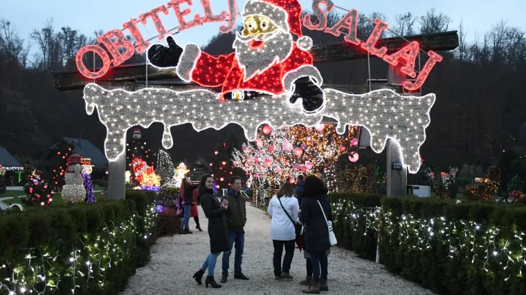 Otvoren Advent obitelji Salaj. Milijunima lampica osvijetljeni vilenjaci, snjegovići, sobovi...