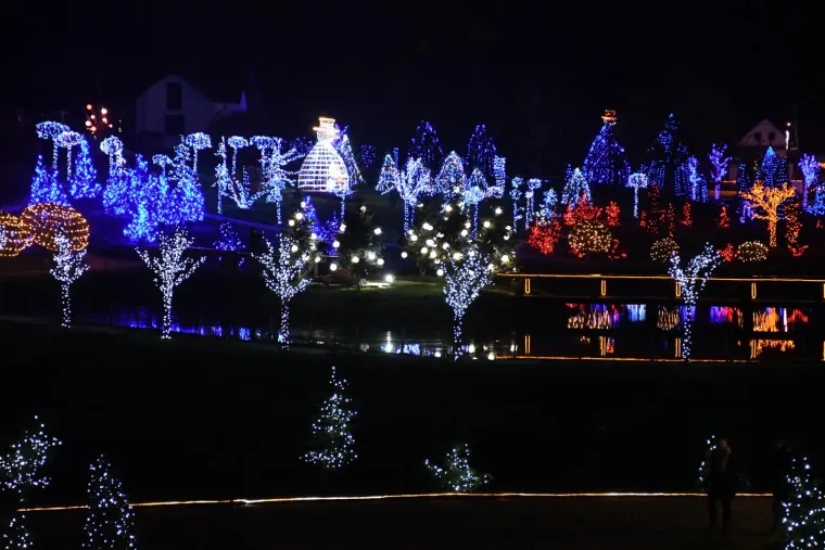 Otvoren Advent obitelji Salaj. Milijunima lampica osvijetljeni vilenjaci, snjegovići, sobovi...