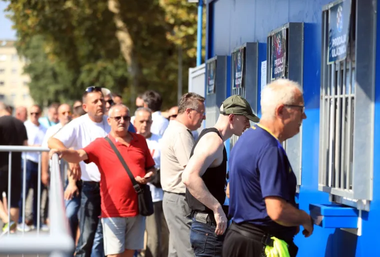 ZAGREPČANI SE OPET ZAPALILI ZA DINAMO: Pogledajte redove na blagajnama, svi žele pomoći da se dohvati Liga prvaka