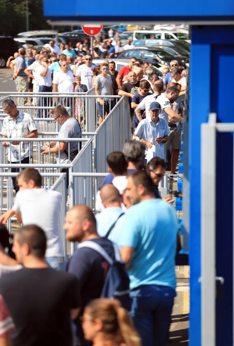 ZAGREPČANI SE OPET ZAPALILI ZA DINAMO: Pogledajte redove na blagajnama, svi žele pomoći da se dohvati Liga prvaka