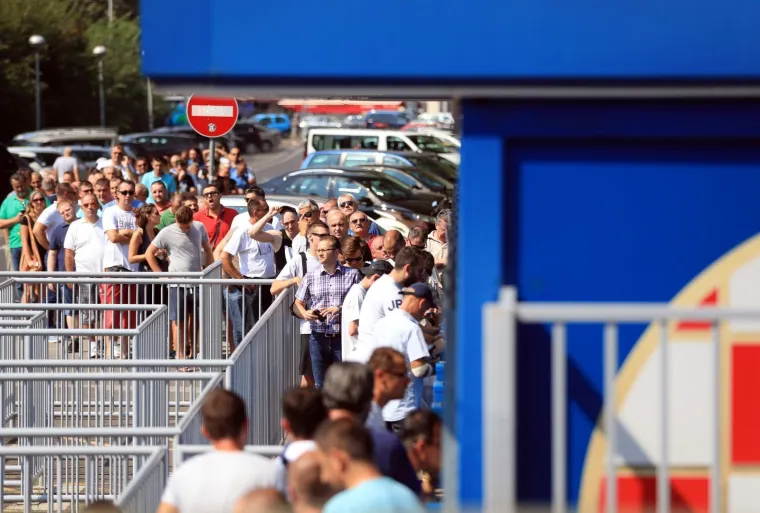 Gužva podno tribina stadiona Maksimir: Prodaja ulaznica za uzvratni susret doigravanja za Ligu prvaka: Dinamo - Young Boys