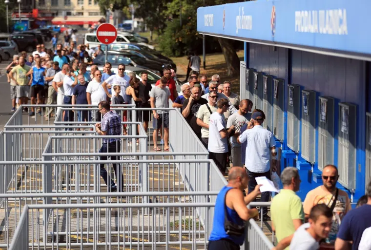 ZAGREPČANI SE OPET ZAPALILI ZA DINAMO: Pogledajte redove na blagajnama, svi žele pomoći da se dohvati Liga prvaka