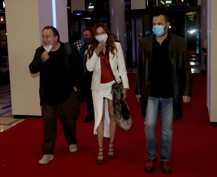 Srpska glumica Katarina Radivojević (41) vrlo smjelom modnom kombinacijom ukrala je pozornost na premijeri filma "Vikend sa ćaletom" u Beogradu. Foto: Antonio Ahel/ATAImages/PIXSELL
