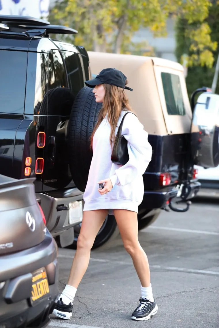 Zbog naglašenog trbuščića šuškalo se da je trudna, Hailey Bieber otkrila mučnu istinu: 'Zbog toga ovako izgledam'