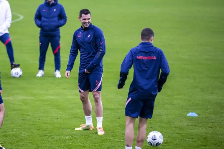 [FOTO] HRVATSKA TRENIRA U OMIŠU, ČUVA IH INTERVENTNA: Vatreni se spremaju za okršaj s Portugalcima
