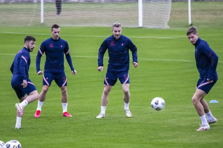 [FOTO] HRVATSKA TRENIRA U OMIŠU, ČUVA IH INTERVENTNA: Vatreni se spremaju za okršaj s Portugalcima
