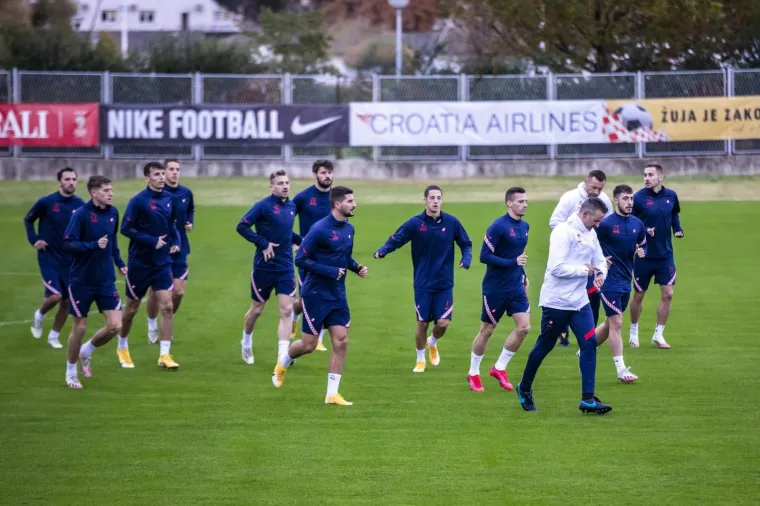[FOTO] HRVATSKA TRENIRA U OMIŠU, ČUVA IH INTERVENTNA: Vatreni se spremaju za okršaj s Portugalcima