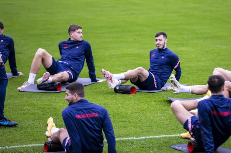 [FOTO] HRVATSKA TRENIRA U OMIŠU, ČUVA IH INTERVENTNA: Vatreni se spremaju za okršaj s Portugalcima