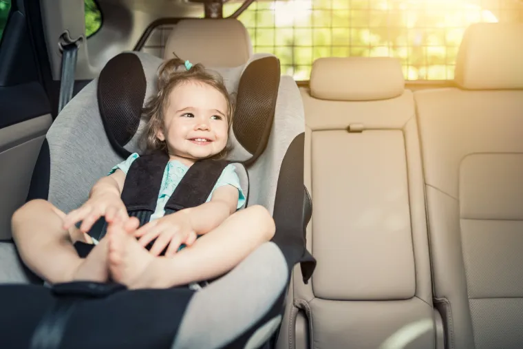 6. Djeca neka ostanu u automobilu: Dok točite gorivo na benzinskoj pumpi, djeca bi trebala ostati u automobilu. Ne samo da će ih to držati podalje od otrovnih plinova već će vam pomoći i da se usredotočite na ono što radite. 