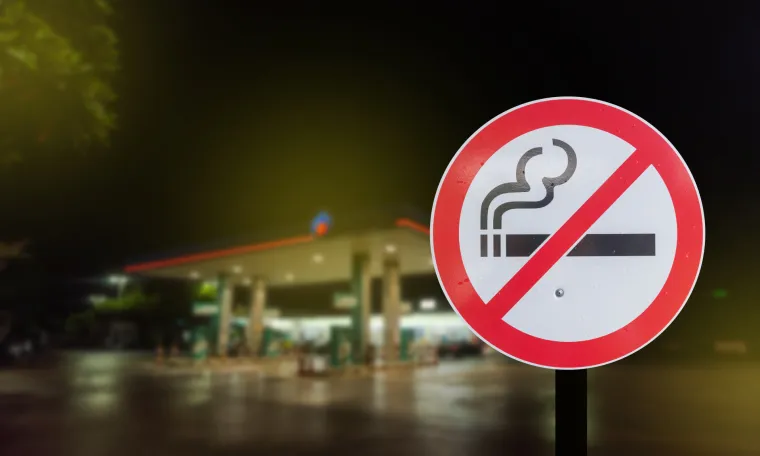 7. Nemojte pušiti: I dok bi ovo trebalo biti potpuno jasno, ljudi znaju pušiti na benzinskoj pumpi. Nikada ne pušite oko pumpe, niti palite upaljače i šibice u blizini. 