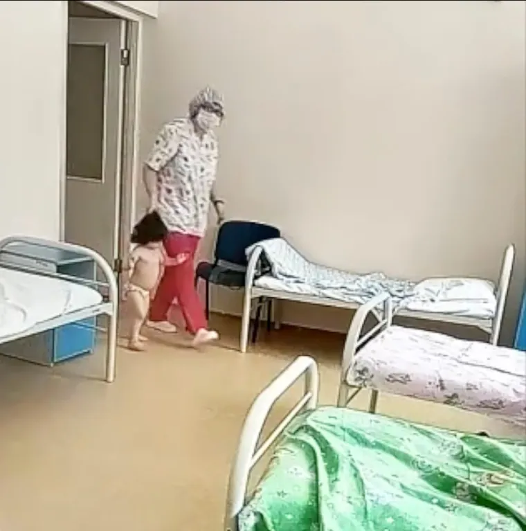 Naime, medicinska sestra je snimljena kako malenu djevojčicu vuče za kosu i baca je na bolnički krevet.
