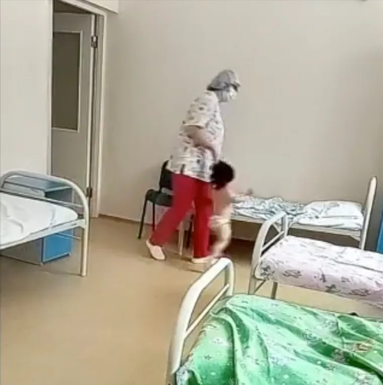 UZNEMIRUJUĆE! Medicinska sestra iz pakla: Kamera u bolnici uhvatila ju kako se monstruozno iživljava - na malom djetetu!