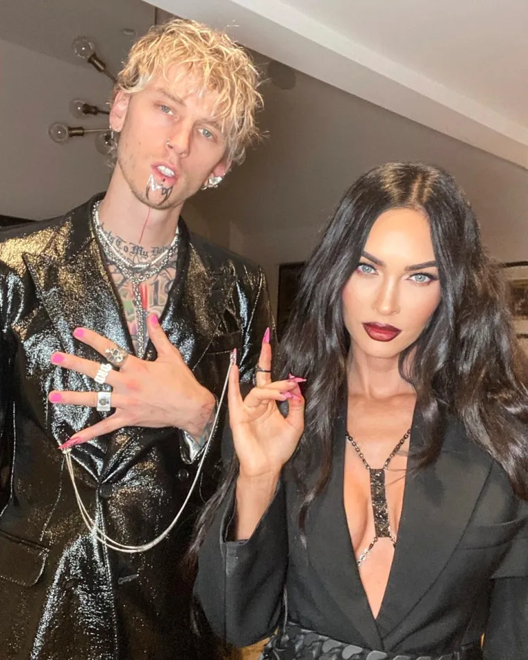 Megan Fox i njen dečko Machine Gun Kelly ove su godine sve šokirali svojim neobičnim outfitima i bizarnim ponašanjem.