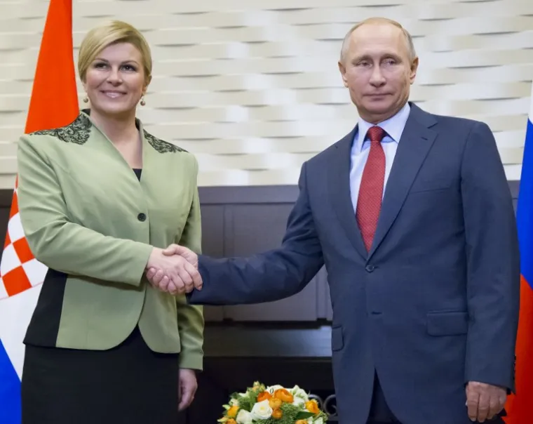 Ruski čelnik Vladimir Putin dočekao je u srijedu poslijepodne hrvatsku predsjednicu Kolindu Grabar-Kitarović u državnoj rezidenciji u Sočiju, ruskom ljetovalištu na Crnom moru, gdje će razgovarati o unapređenju zapostavljenih bilateralnih odnosa.