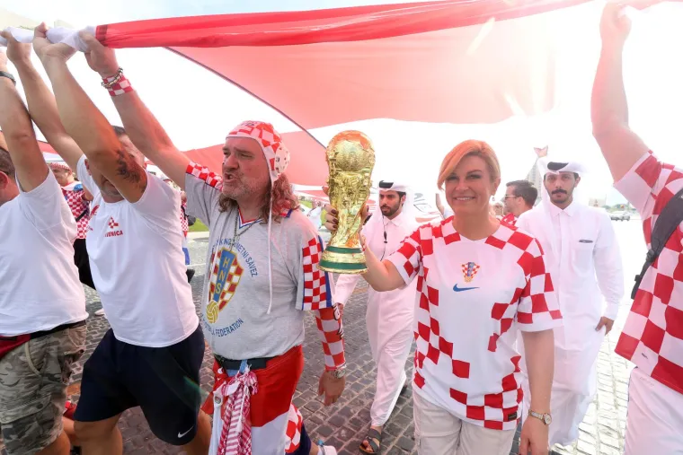 Bivša predsjednica se zabavlja i predvodi navijanje: U rukama je nosila ono što Vatreni sanjaju