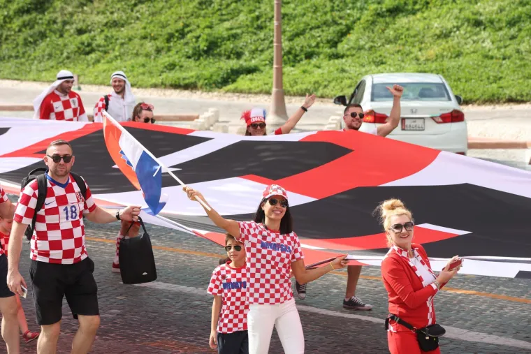 Bivša predsjednica se zabavlja i predvodi navijanje: U rukama je nosila ono što Vatreni sanjaju