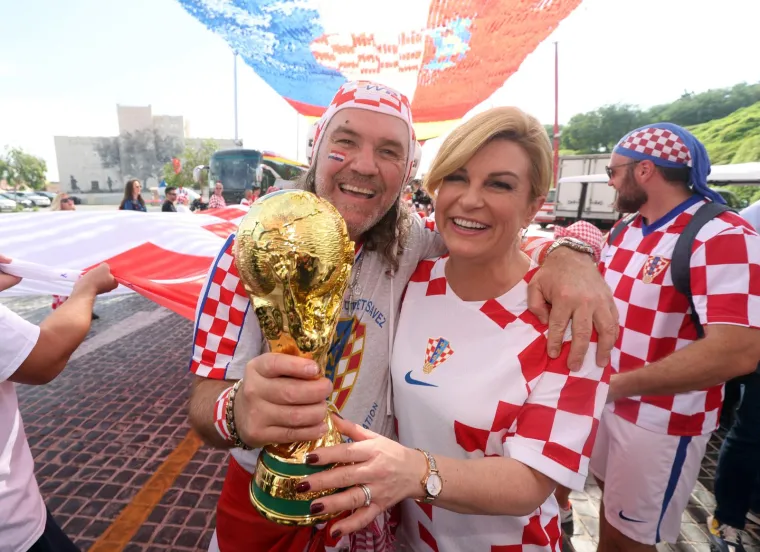 Bivša predsjednica se zabavlja i predvodi navijanje: U rukama je nosila ono što Vatreni sanjaju