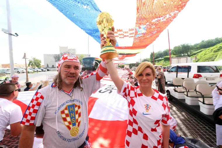 Bivša predsjednica se zabavlja i predvodi navijanje: U rukama je nosila ono što Vatreni sanjaju