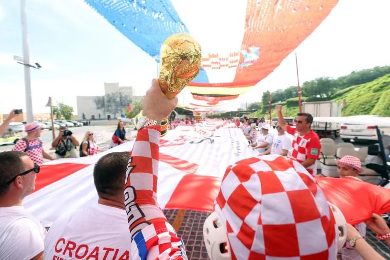 Bivša predsjednica se zabavlja i predvodi navijanje: U rukama je nosila ono što Vatreni sanjaju