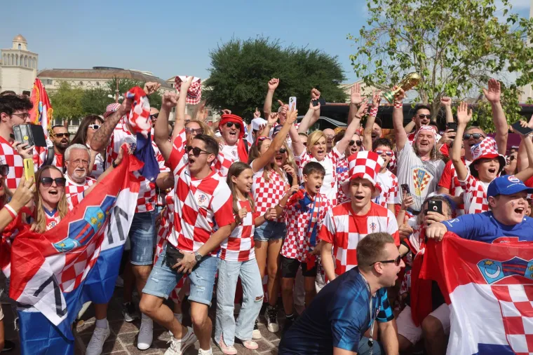 Bivša predsjednica se zabavlja i predvodi navijanje: U rukama je nosila ono što Vatreni sanjaju