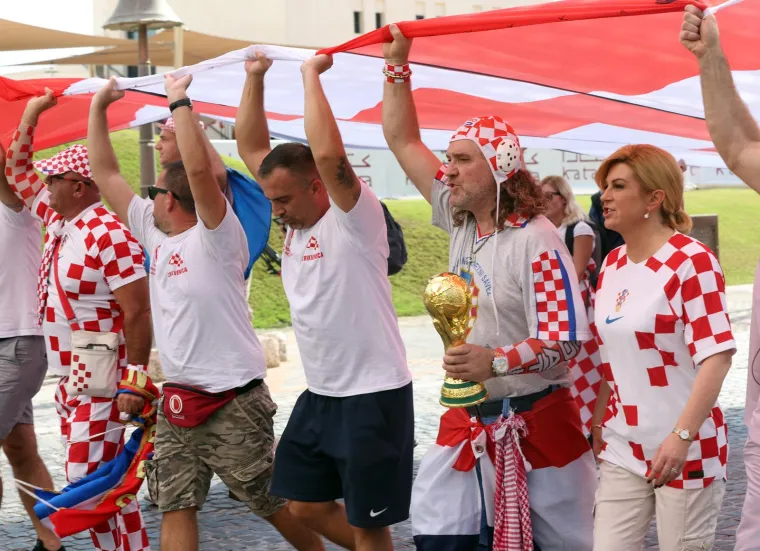 Bivša predsjednica se zabavlja i predvodi navijanje: U rukama je nosila ono što Vatreni sanjaju