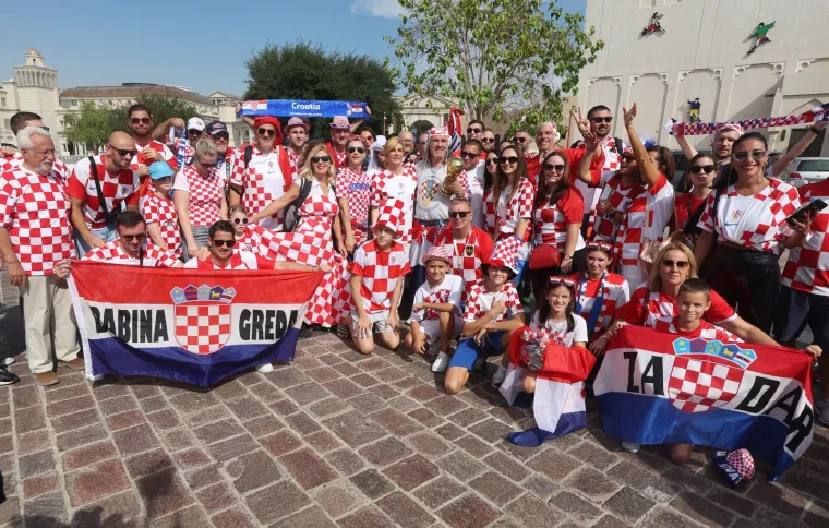 Bivša predsjednica se zabavlja i predvodi navijanje: U rukama je nosila ono što Vatreni sanjaju