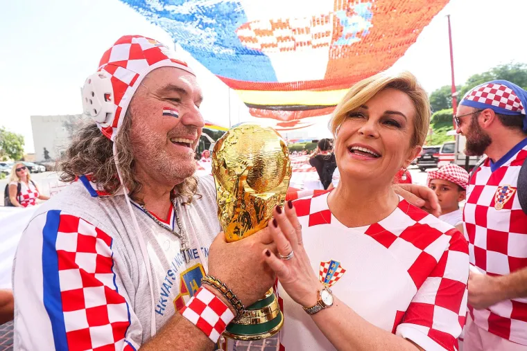 Bivša predsjednica se zabavlja i predvodi navijanje: U rukama je nosila ono što Vatreni sanjaju