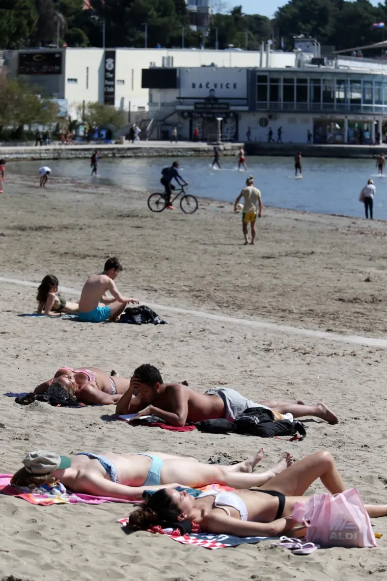 Na Bačvicama prava uživancija! Sezona kupanja, picigina i sunčanja je započela