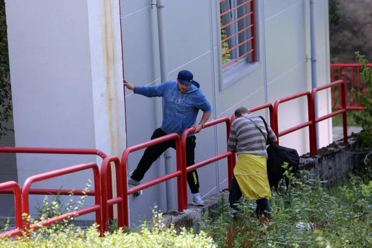 BESKUĆNICI PRIJETILI BACANJEM S 15 METARA VISOKOG DIMNJAKA: Dramatični trenuci dvojca koji je napravio pravu drama u Rijeci