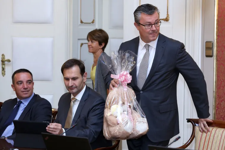 Orešković na sjednicu Vlade stigao s velikom plišanom igračkom