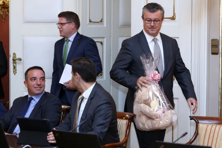 Orešković na sjednicu Vlade stigao s velikom plišanom igračkom