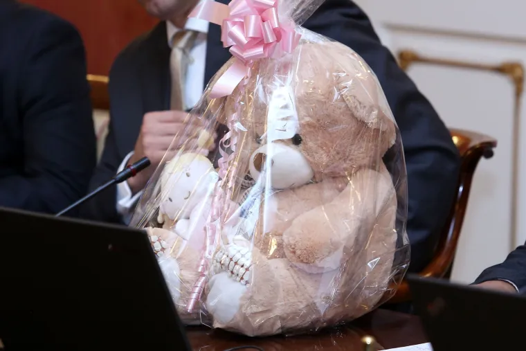 Orešković na sjednicu Vlade stigao s velikom plišanom igračkom