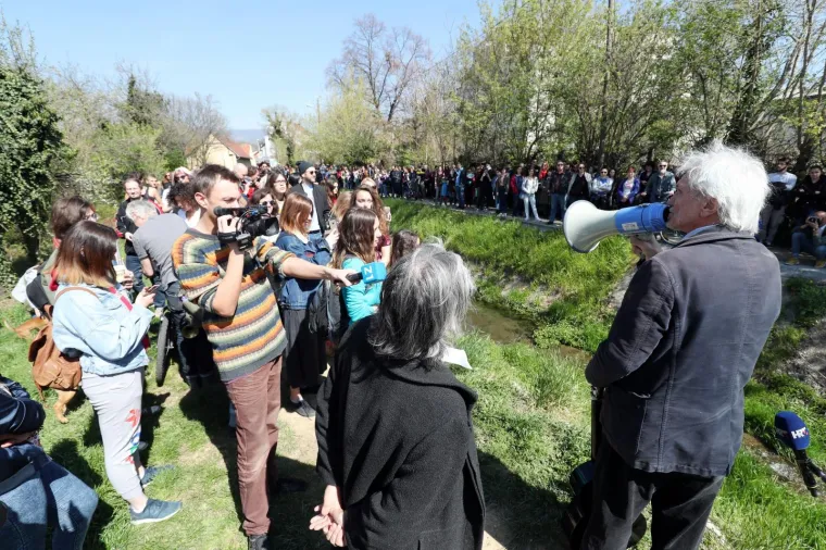 Rundek predvodio prosvjed protiv betoniranja potoka, Bandić proučio: 'Neki prosvjeduju, a neki rade'