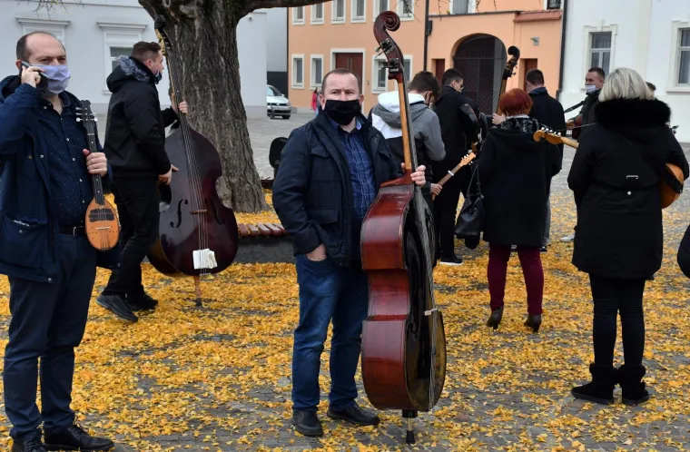 KRUNOSLAV KIĆO SLABINAC ISPRAĆEN NA MIROGOJU: Slavonci se od omiljenog glazbenika oprostili pjesmom