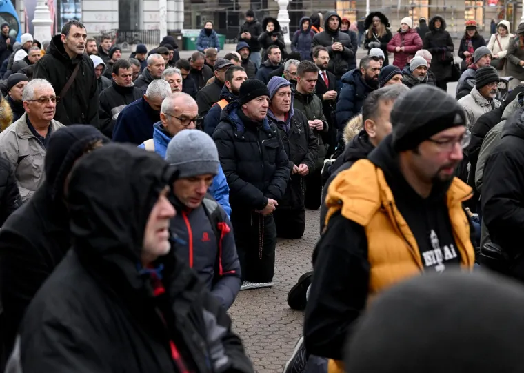 'Katolički muževi' ponovo klečali na glavnom zagrebačkom trgu: Neki su imali i ustaške simbole, a ovaj put je kontra njih bila 'Tiha misa'