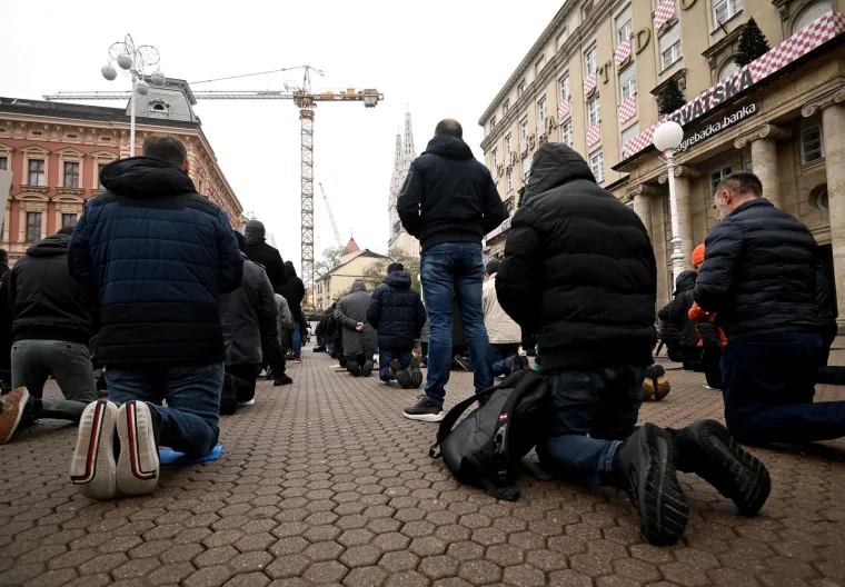 'Katolički muževi' ponovo klečali na glavnom zagrebačkom trgu: Neki su imali i ustaške simbole, a ovaj put je kontra njih bila 'Tiha misa'