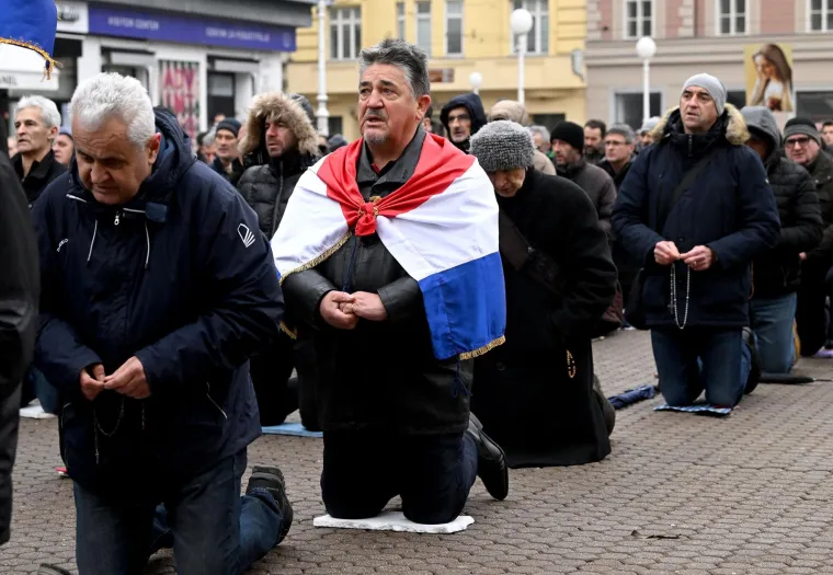 'Katolički muževi' ponovo klečali na glavnom zagrebačkom trgu: Neki su imali i ustaške simbole, a ovaj put je kontra njih bila 'Tiha misa'