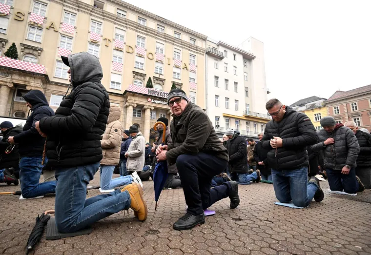'Katolički muževi' ponovo klečali na glavnom zagrebačkom trgu: Neki su imali i ustaške simbole, a ovaj put je kontra njih bila 'Tiha misa'