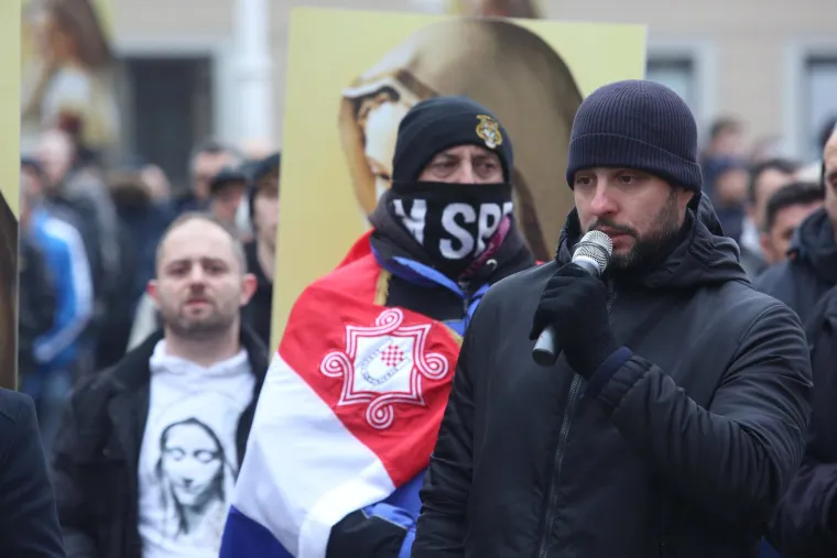 'Katolički muževi' ponovo klečali na glavnom zagrebačkom trgu: Neki su imali i ustaške simbole, a ovaj put je kontra njih bila 'Tiha misa'
