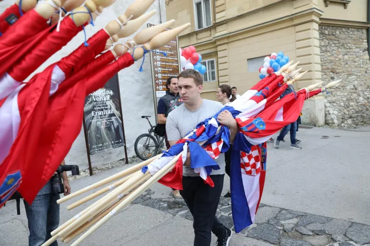'NAROD ODLUČUJE' U SABORU: U narodnim nošnjama predali kutije s potpisima za zahtjev za raspisivanje referenduma