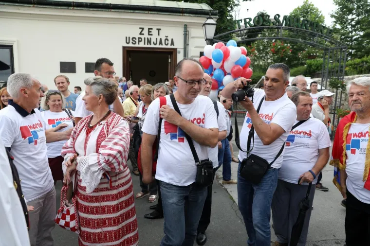 'NAROD ODLUČUJE' U SABORU: U narodnim nošnjama predali kutije s potpisima za zahtjev za raspisivanje referenduma