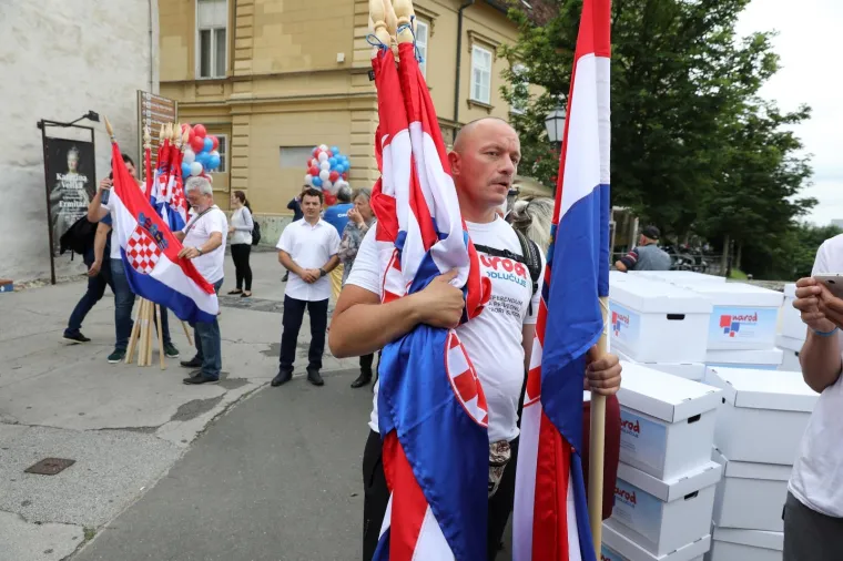 'NAROD ODLUČUJE' U SABORU: U narodnim nošnjama predali kutije s potpisima za zahtjev za raspisivanje referenduma