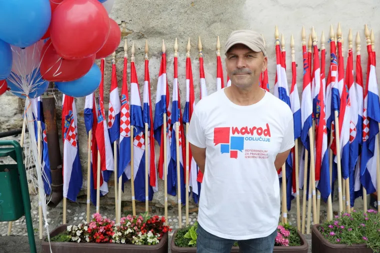'NAROD ODLUČUJE' U SABORU: U narodnim nošnjama predali kutije s potpisima za zahtjev za raspisivanje referenduma