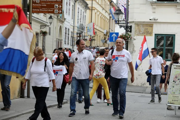 'NAROD ODLUČUJE' U SABORU: U narodnim nošnjama predali kutije s potpisima za zahtjev za raspisivanje referenduma