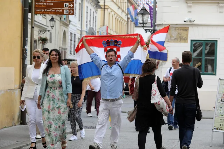 'NAROD ODLUČUJE' U SABORU: U narodnim nošnjama predali kutije s potpisima za zahtjev za raspisivanje referenduma