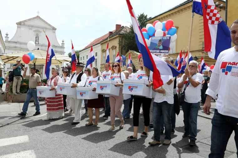 'NAROD ODLUČUJE' U SABORU: U narodnim nošnjama predali kutije s potpisima za zahtjev za raspisivanje referenduma