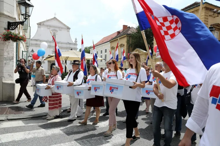 'NAROD ODLUČUJE' U SABORU: U narodnim nošnjama predali kutije s potpisima za zahtjev za raspisivanje referenduma