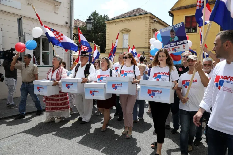 'NAROD ODLUČUJE' U SABORU: U narodnim nošnjama predali kutije s potpisima za zahtjev za raspisivanje referenduma